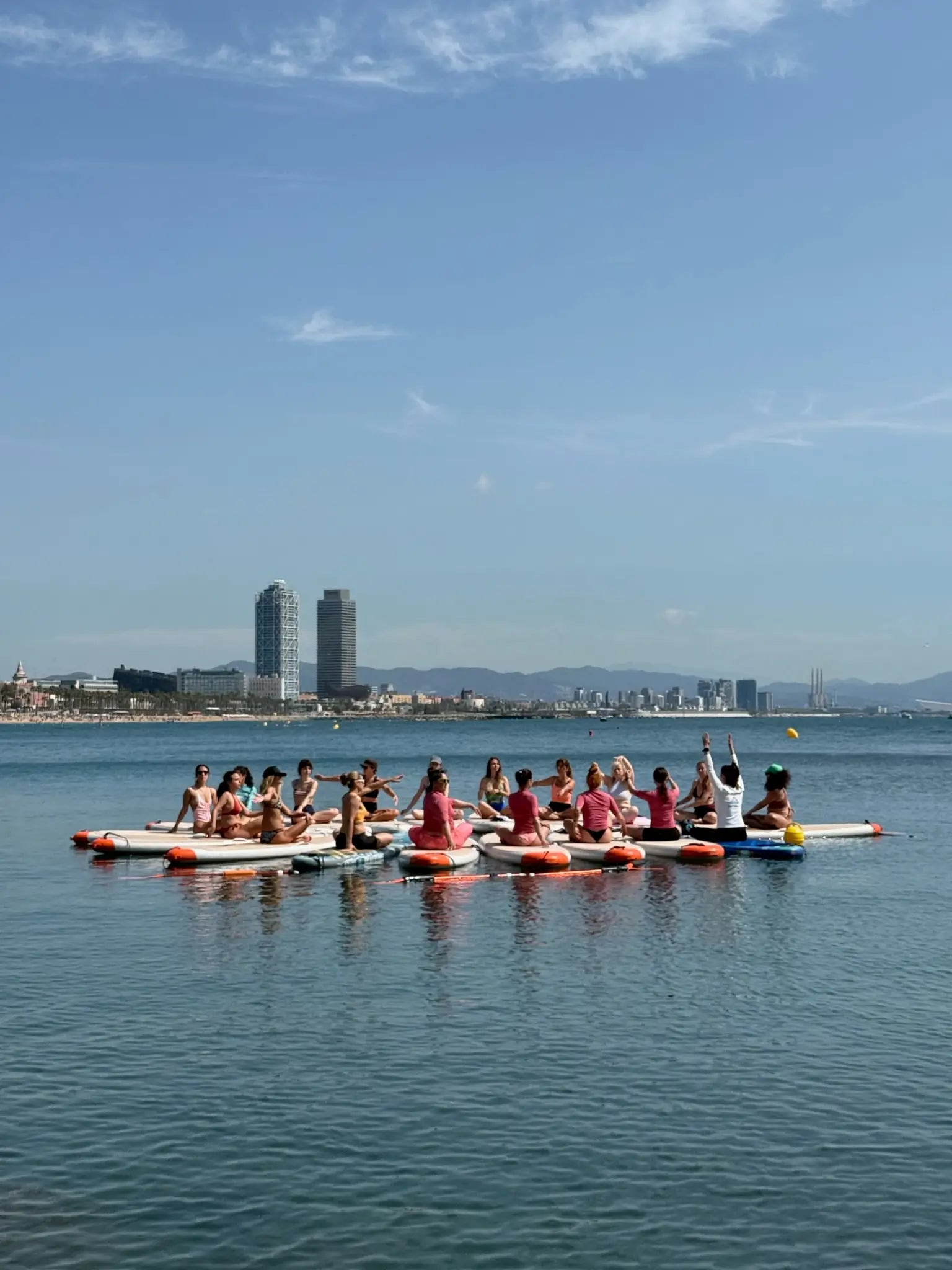 Grupo de personas practicando SUP Yoga.