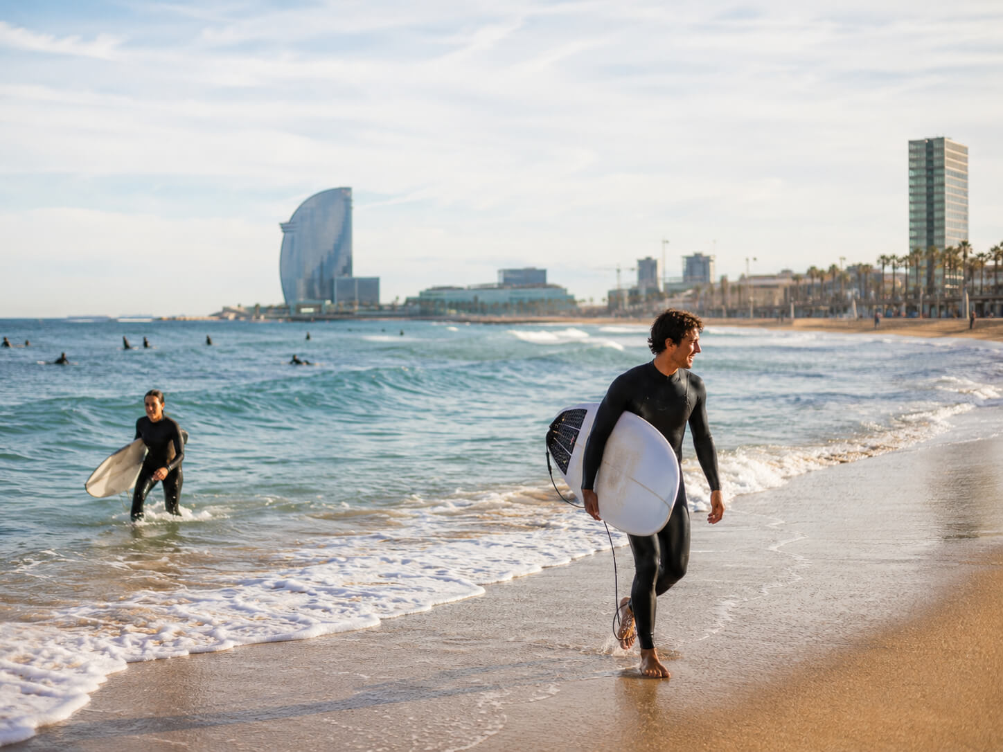 Surf en Barcelona: olas, temporada y clases