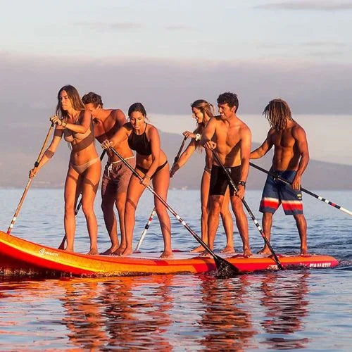 Grupo de personas practicando Alquiler King Paddle en Barcelona.