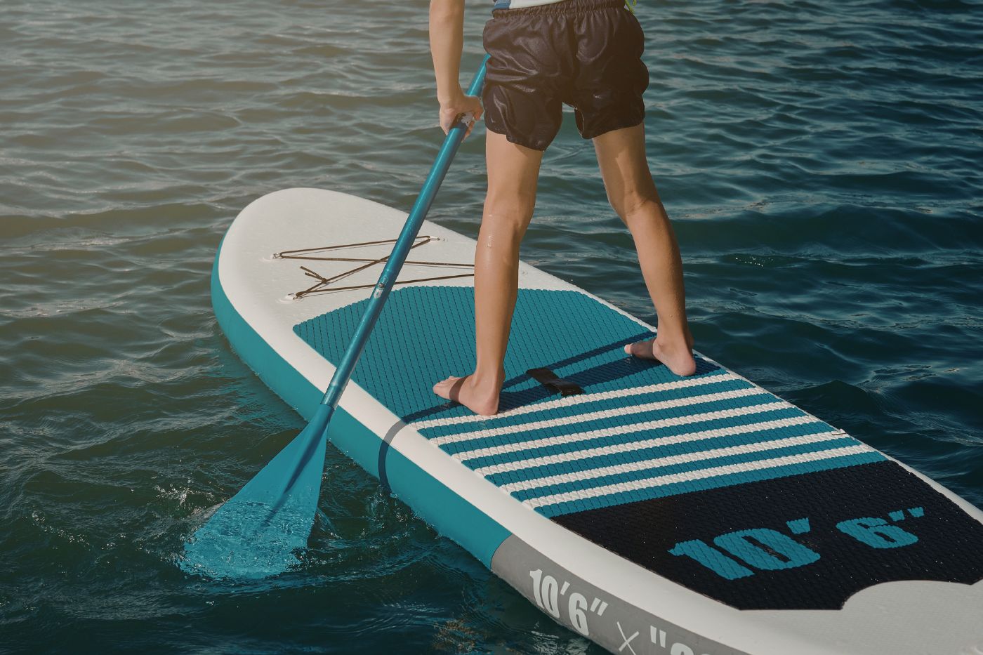 Persona disfrutando del alquiler de paddle surf en Barcelona.