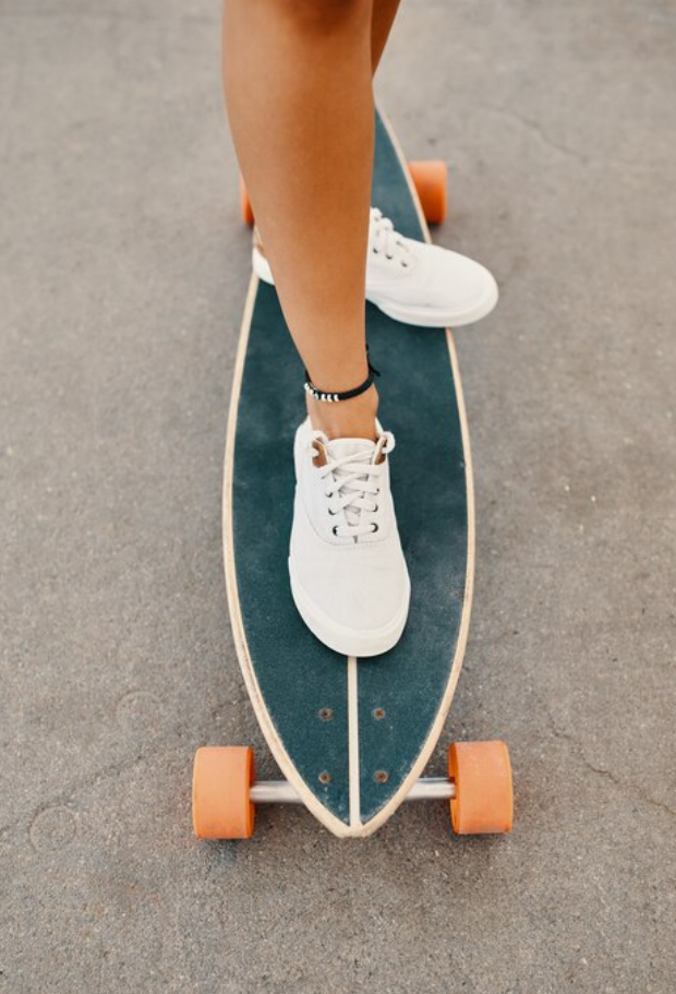 Persona practicando con Alquiler de Surfskate en Barcelona.