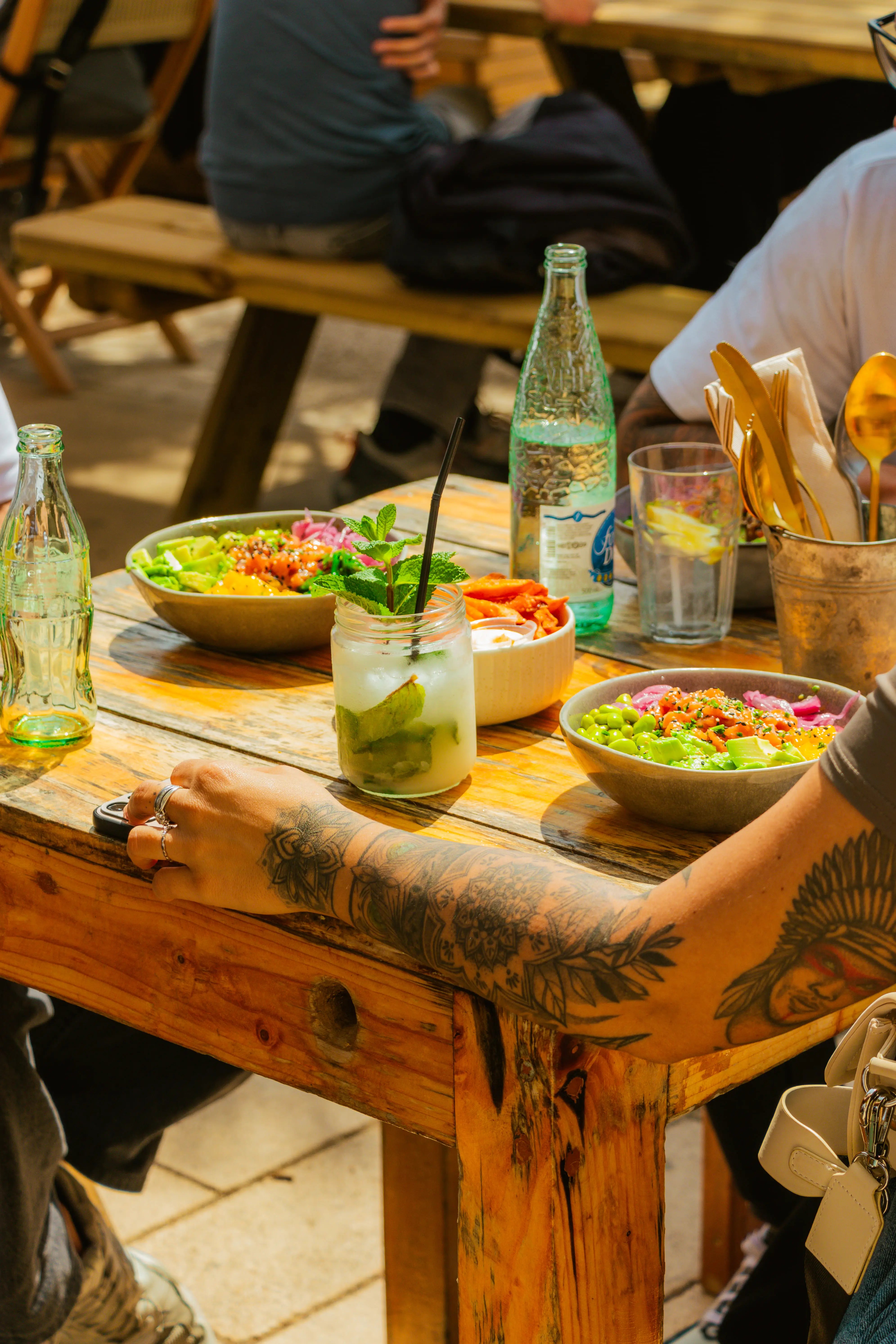 Personas disfrutando de nuestro espacios y platos disponibles en Brunch en Badalona. 