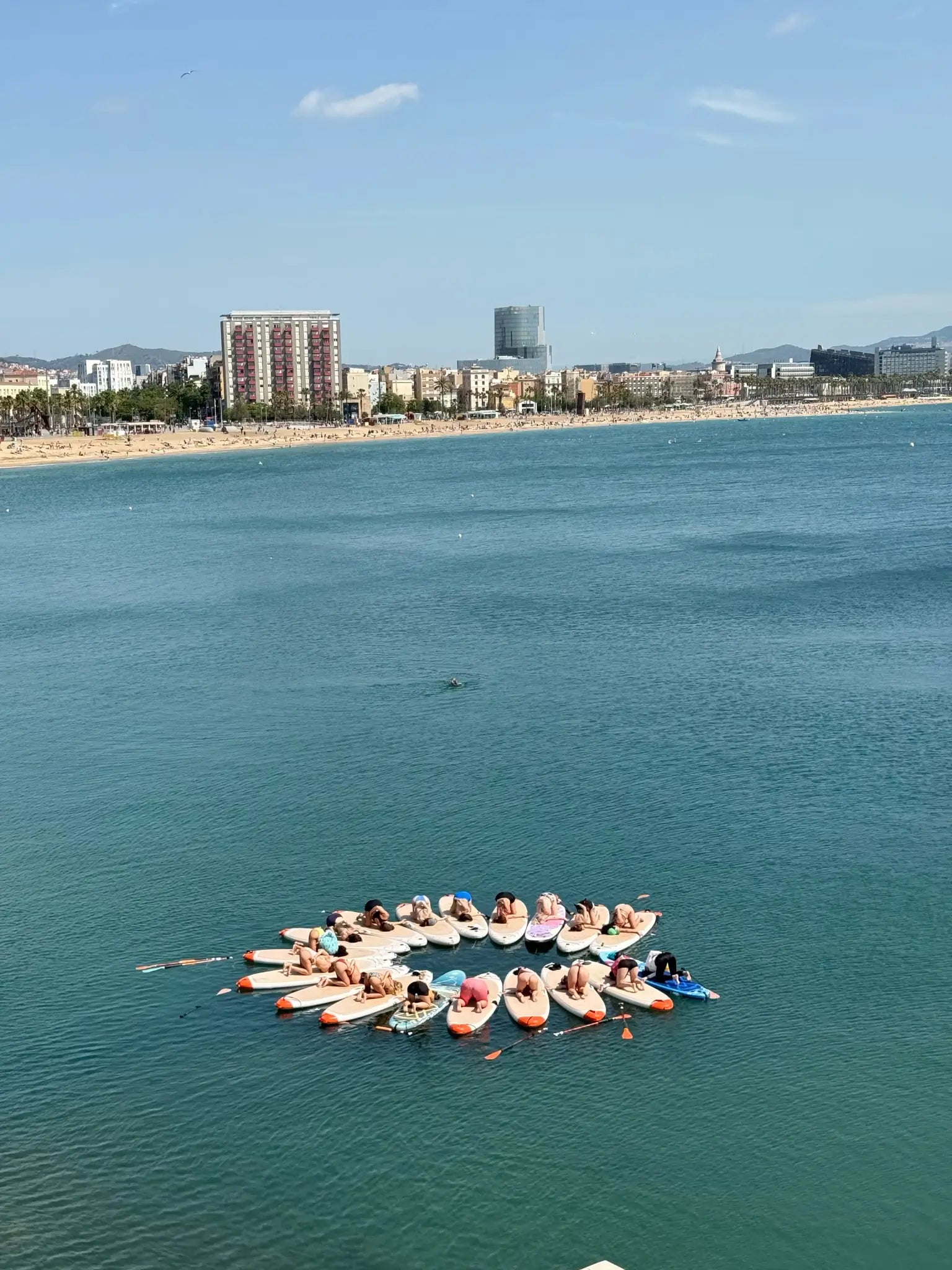 Grupo de chicas practicando SUP Yoga.