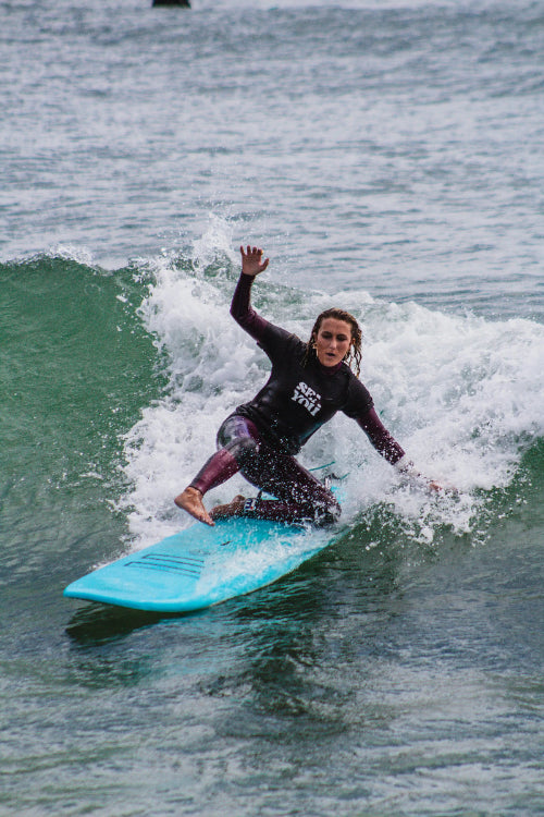 Chica practicando clases de Surf