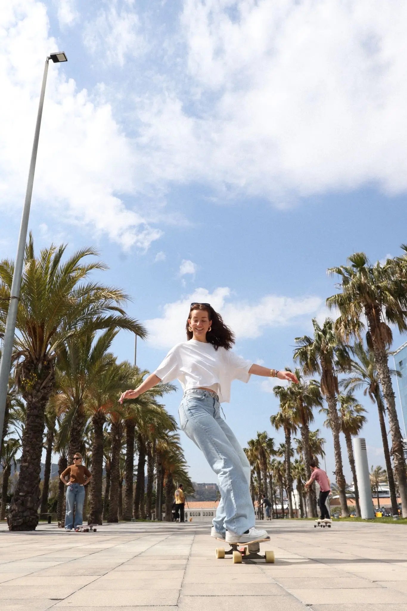 Chica practicando Surfskate.