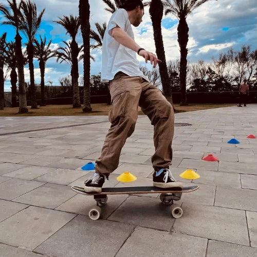 Chico practicando clases de Surfskate en Barcelona.