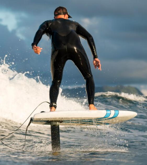 Chico practicando Wake Foil en Barcelona.