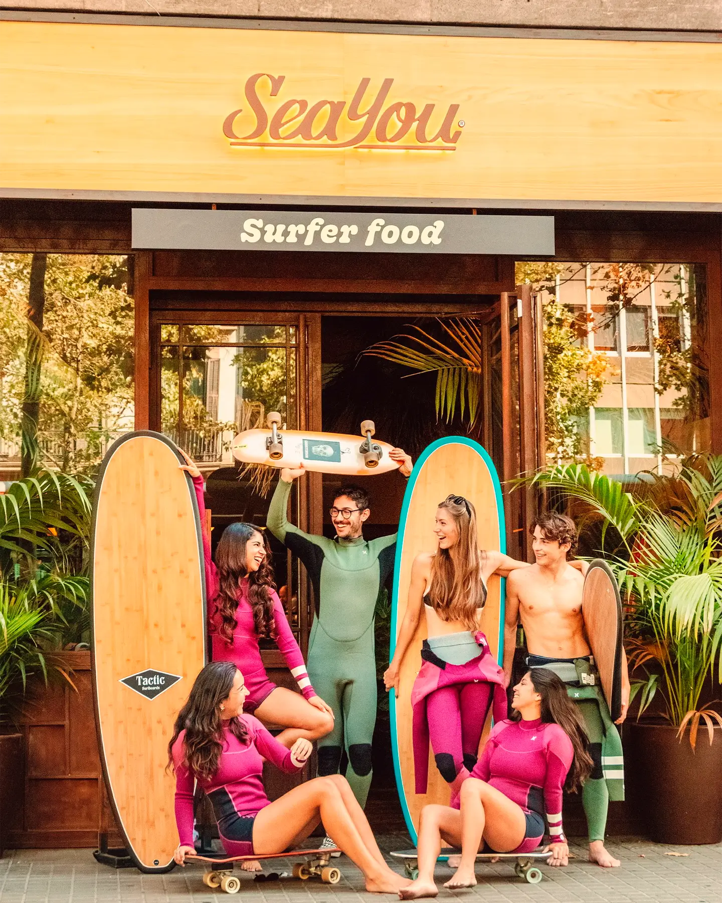 Surf, Comunidad, Lifestyle. Grupo de personas compartiendo experiencias de Surf.