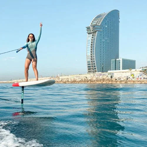Chica disfrutando de la actividad Foil Surf en Barcelona.