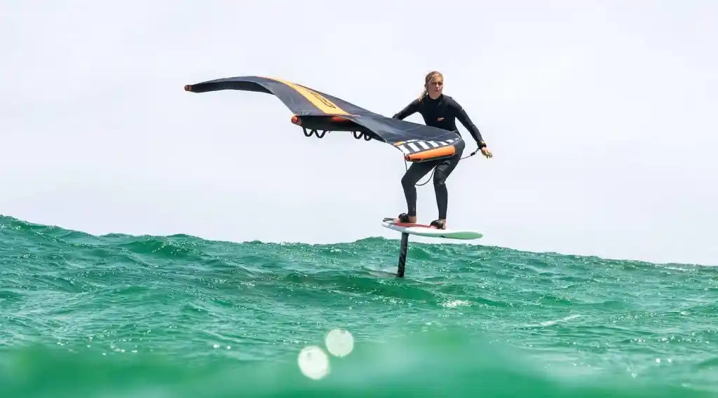 Chica practicando Foil Surf en Barcelona.