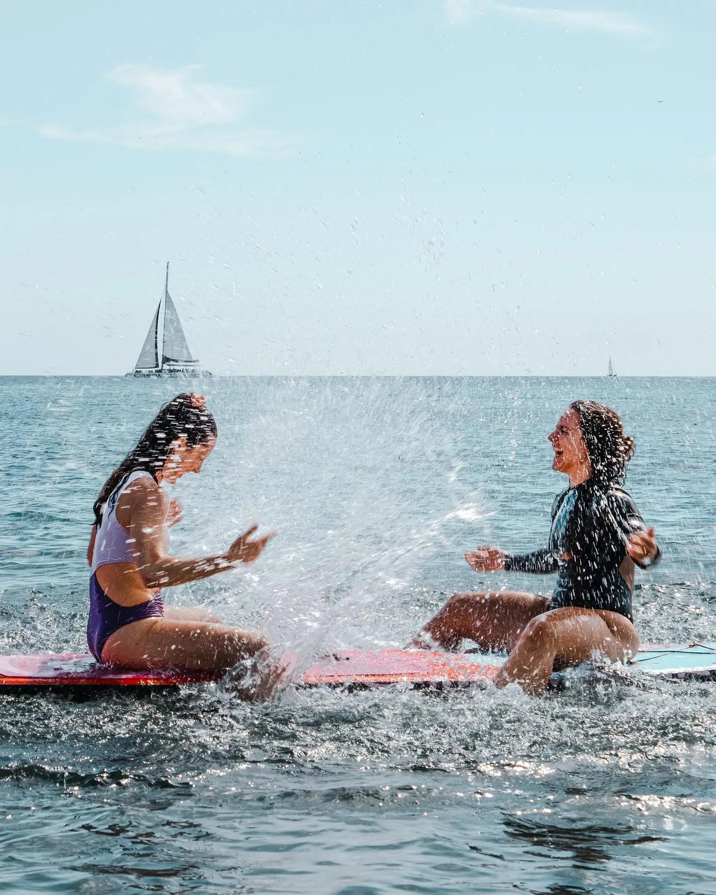 Chicas disfrutando del Paddle Surf en Barcelona.