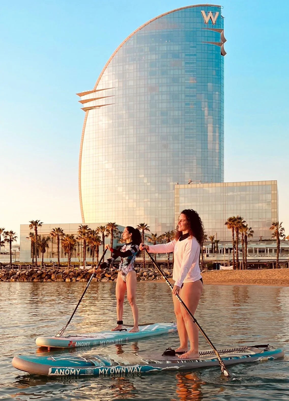 Chicas practicando Paddle Surf en Barcelona.