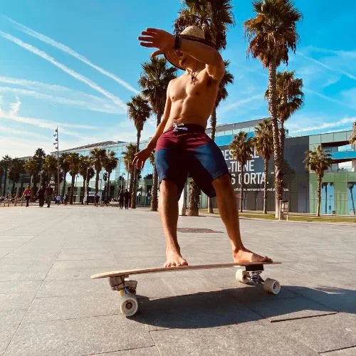 Chico practicando Surfskate Barcelona. 