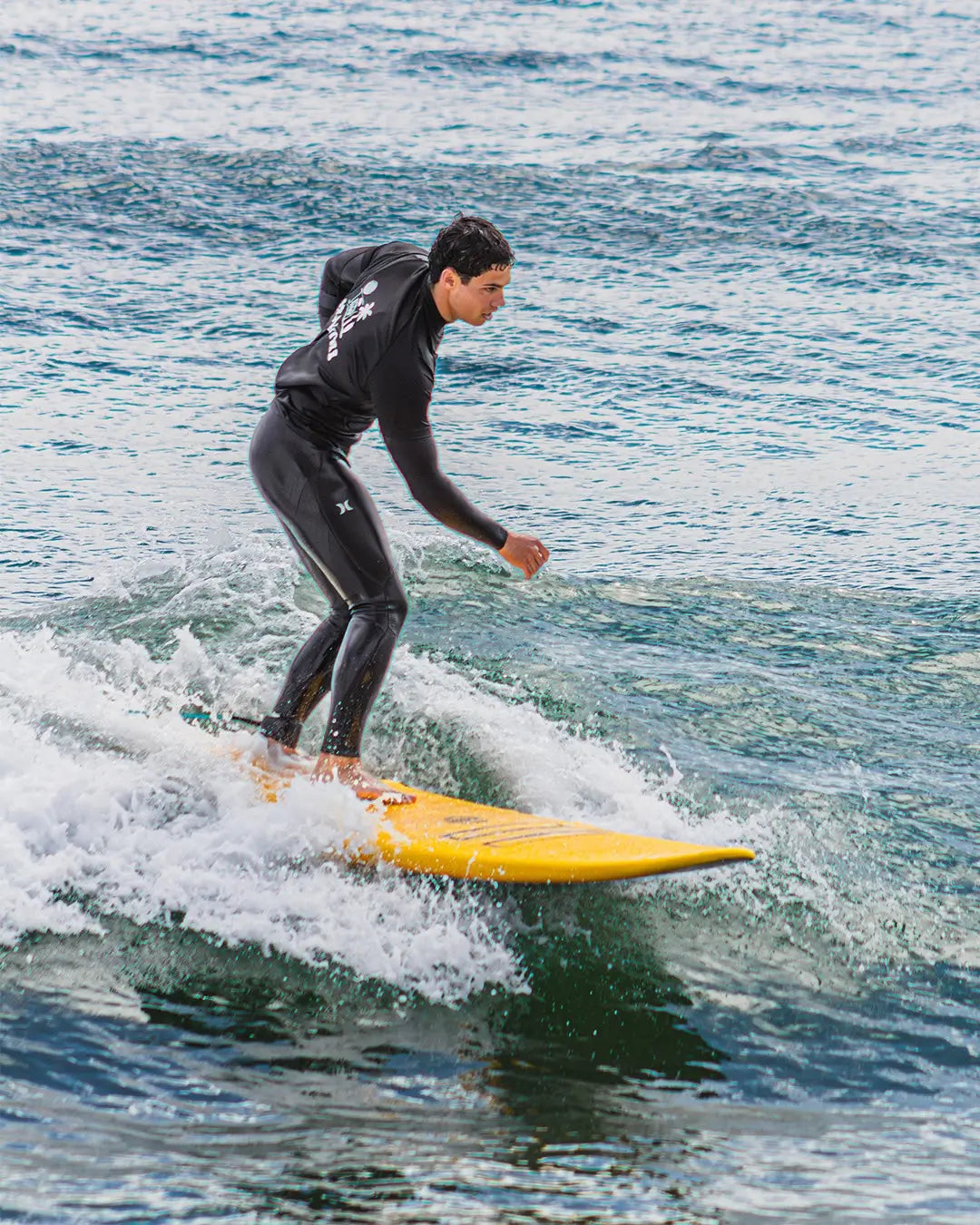 Surfista practicando Surf y Surfskate en Barcelona.