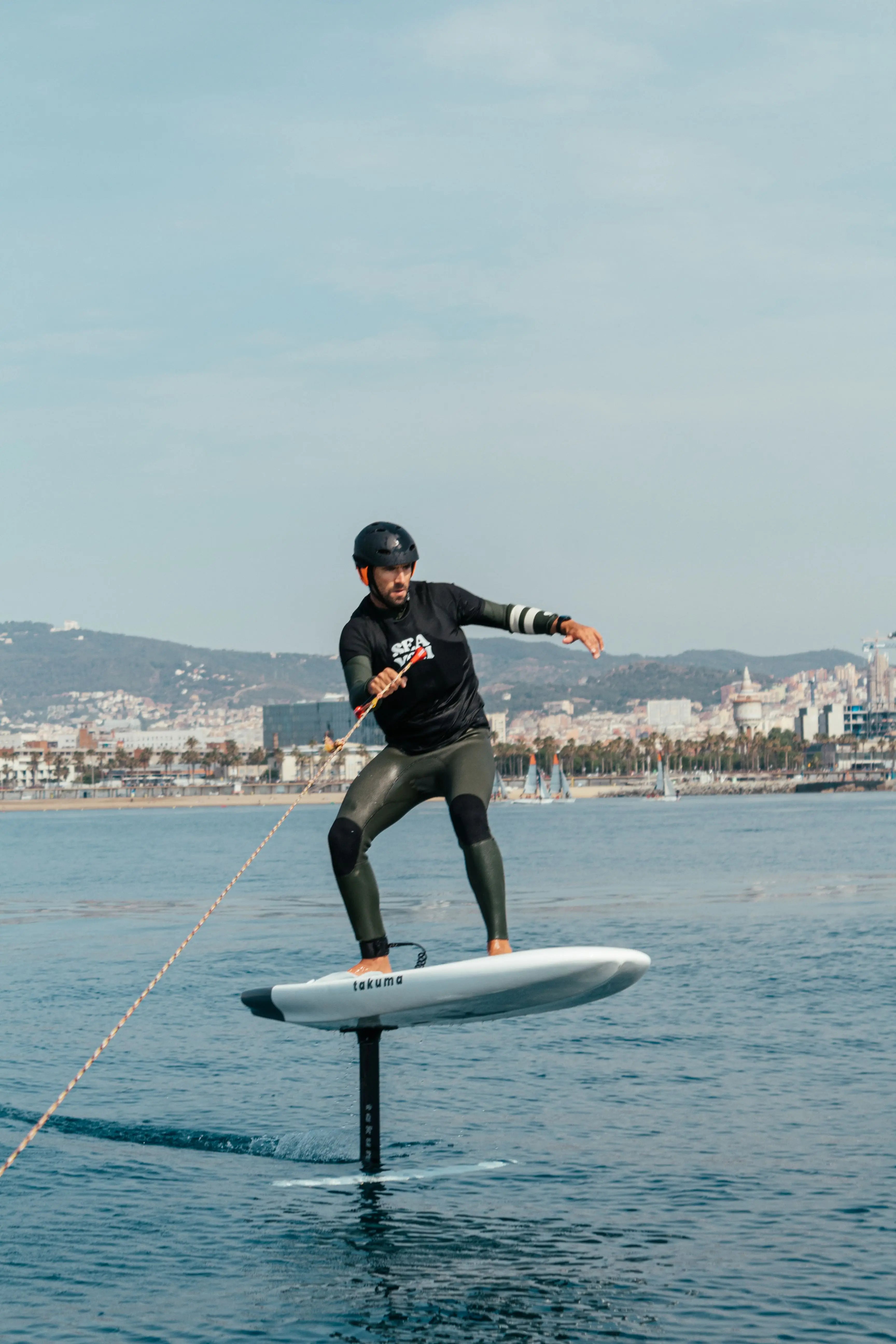 Chico practicando Wake Foil